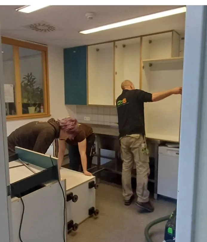 Zwei Handwerker beim Einbau der neuen Küchenschränke