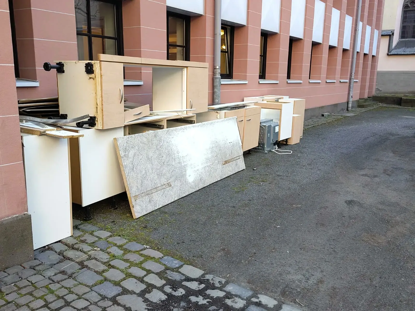 Ausgebaute Teile der alten Küche stehen im Hof zur Abholung bereit