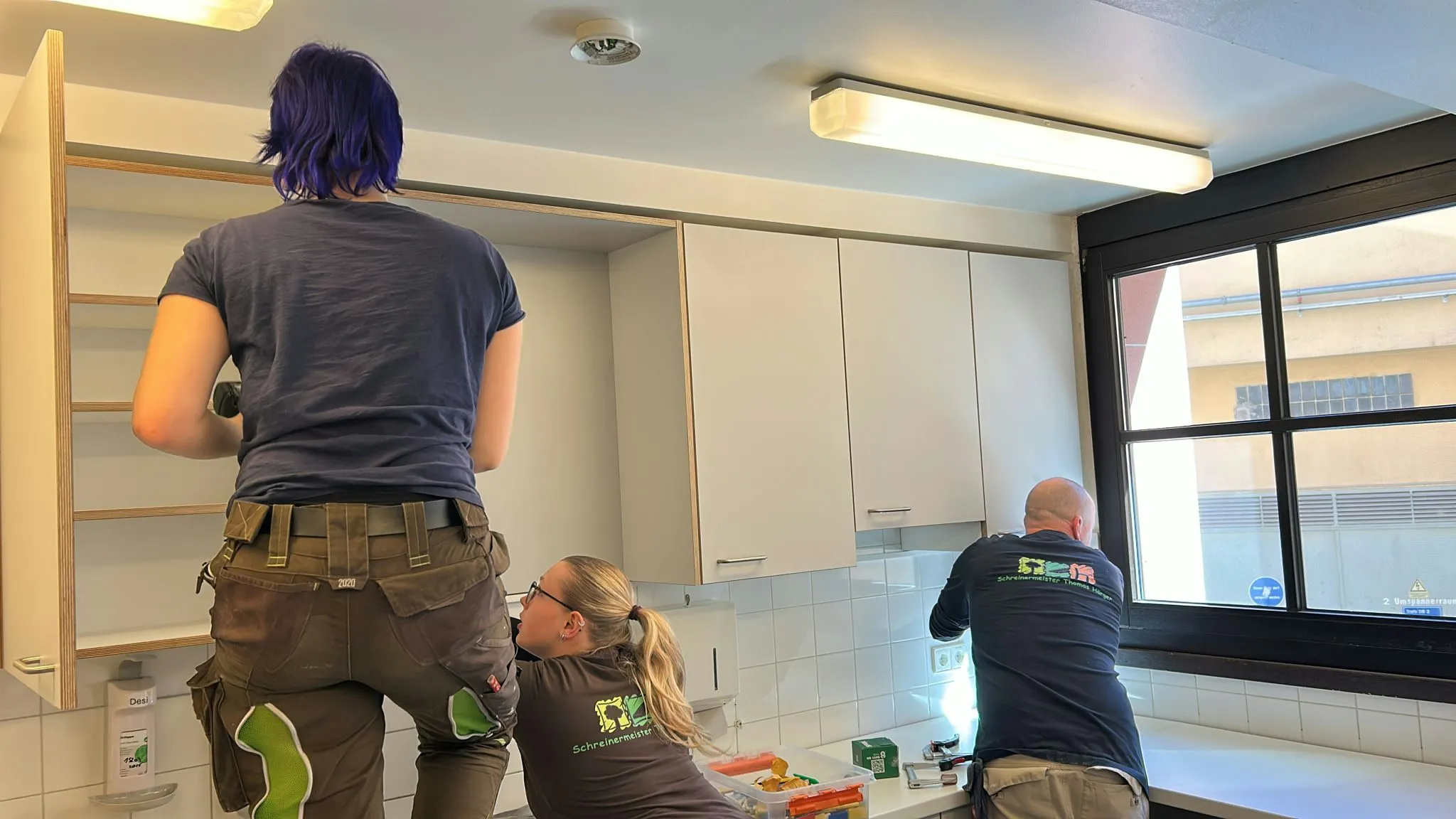 Das Team bei der Montage der neuen Küche